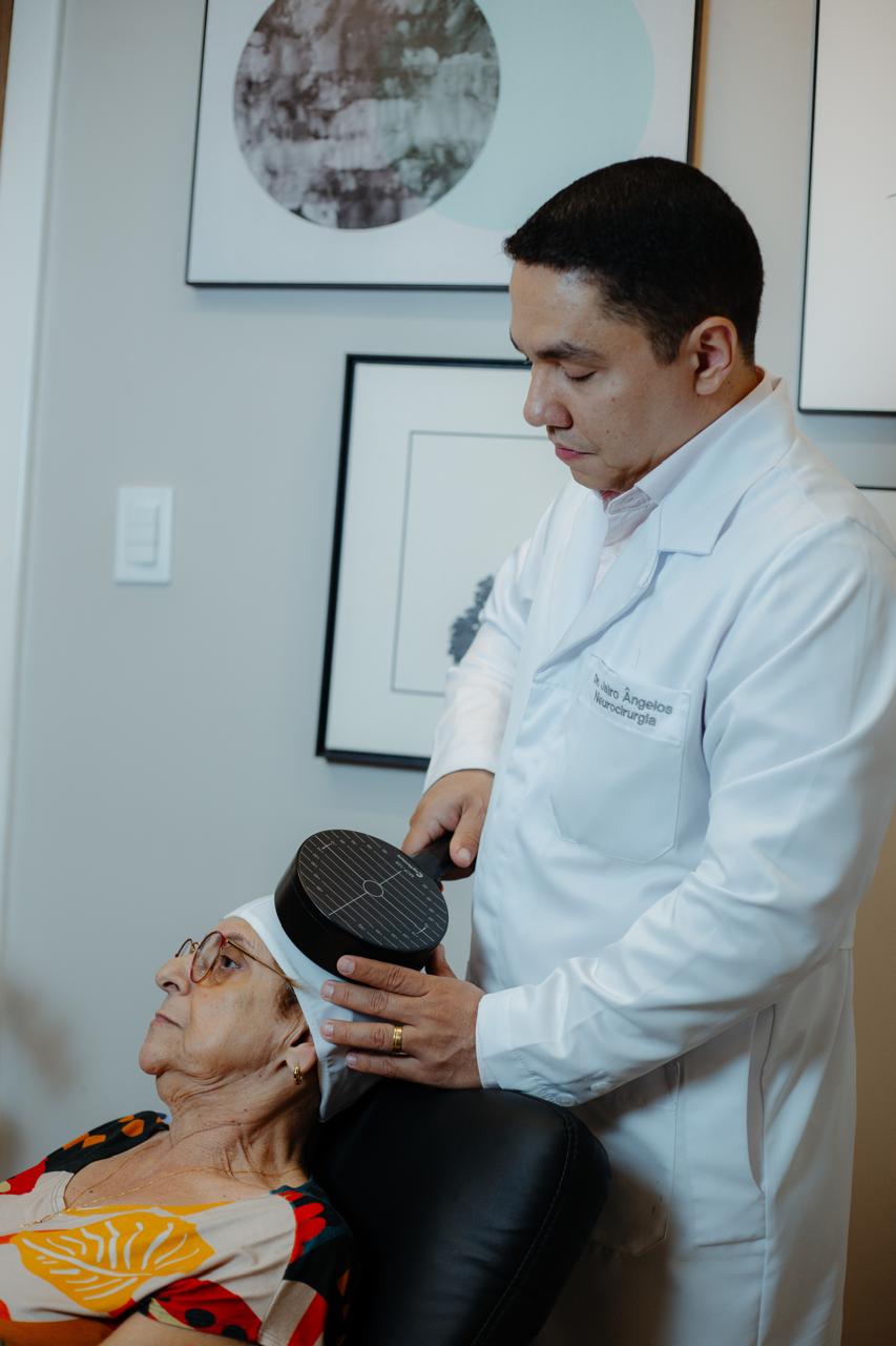 Dr. Jairo Ângelos realizando sessão de Estimulação Magnética Transcraniana (EMT/TMS) em paciente na Clínica Impulsus, São Luís (MA)